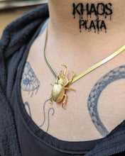 Cargar imagen en el visor de la galería, Escarabajo acabado en oro 18k