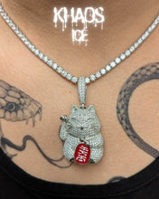 Cargar imagen en el visor de la galería, Colgante maneki-neko zirconia cubica