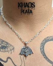 Cargar imagen en el visor de la galería, Colgante la parca