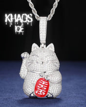 Cargar imagen en el visor de la galería, Colgante maneki-neko zirconia cubica