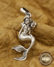 Cargar imagen en el visor de la galería, Colgante Ariel la sirenita