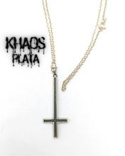 Cargar imagen en el visor de la galería, Collar cruz invertida