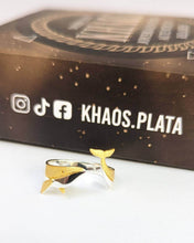 Cargar imagen en el visor de la galería, Anillo ballena ajustable acabado en oro 18k