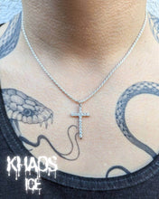 Cargar imagen en el visor de la galería, Colgante cruz delgada moissanita