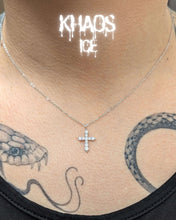 Cargar imagen en el visor de la galería, Collar cruz pequeña zirconia cubica