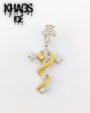 Cargar imagen en el visor de la galería, Colgante cruz y serpiente moissanita