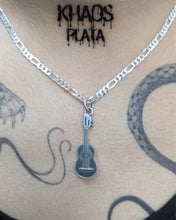 Cargar imagen en el visor de la galería, Colgante guitarra