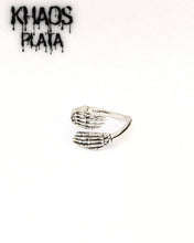 Cargar imagen en el visor de la galería, Anillo manos calavera ajustable