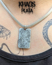 Cargar imagen en el visor de la galería, Colgante placa nipona