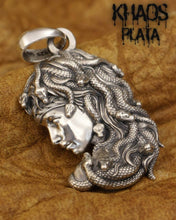 Cargar imagen en el visor de la galería, Colgante Medusa 2