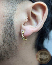 Cargar imagen en el visor de la galería, Aros argolla de púas acabada en oro 18k par