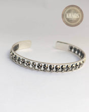 Cargar imagen en el visor de la galería, Brazalete calaveras 1