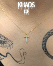 Cargar imagen en el visor de la galería, Collar cruz zirconia cubica con cadena acabado en oro 18K