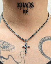 Cargar imagen en el visor de la galería, Colgante cruz zirconia cubica negra