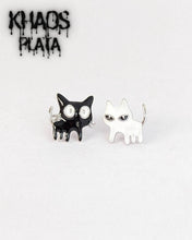 Cargar imagen en el visor de la galería, Aros gato blanco y negro par