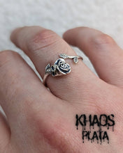 Cargar imagen en el visor de la galería, Anillo rosa calavera ajustable