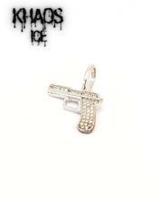 Cargar imagen en el visor de la galería, Colgante pistola zirconia cubica