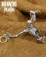 Cargar imagen en el visor de la galería, Colgante calavera perpetúa