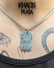 Cargar imagen en el visor de la galería, Colgante placa nipona