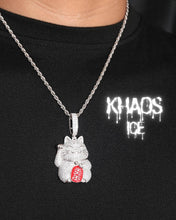 Cargar imagen en el visor de la galería, Colgante maneki-neko zirconia cubica