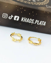 Cargar imagen en el visor de la galería, Aros argolla de púas acabada en oro 18k par