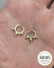 Cargar imagen en el visor de la galería, Aros argolla puntas acabado en oro 18 k par