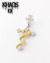 Cargar imagen en el visor de la galería, Colgante cruz y serpiente moissanita