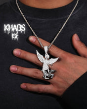 Cargar imagen en el visor de la galería, Colgante arcángel zirconia cubica