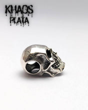 Cargar imagen en el visor de la galería, Colgante calavera 5