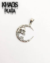 Cargar imagen en el visor de la galería, Colgante luna halloween