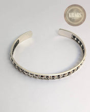 Cargar imagen en el visor de la galería, Brazalete calaveras 1