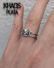 Cargar imagen en el visor de la galería, Anillo calavera cachuda ajustable