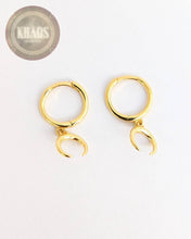 Cargar imagen en el visor de la galería, Aros argolla luna par acabado en oro 18 k par