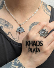 Cargar imagen en el visor de la galería, Colgante la parca