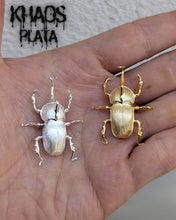 Cargar imagen en el visor de la galería, Escarabajo acabado en oro 18k