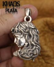 Cargar imagen en el visor de la galería, Colgante Medusa 2