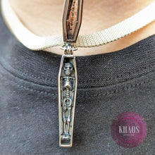 Cargar imagen en el visor de la galería, Colgante ataúd