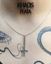 Cargar imagen en el visor de la galería, Collar cruz invertida