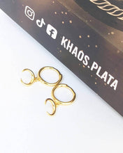 Cargar imagen en el visor de la galería, Aros argolla luna par acabado en oro 18 k par