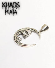 Cargar imagen en el visor de la galería, Colgante luna halloween