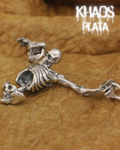 Cargar imagen en el visor de la galería, Colgante calavera perpetúa