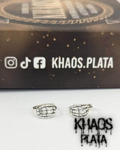 Cargar imagen en el visor de la galería, Aros argolla mano calavera par