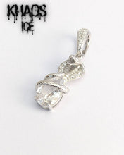 Cargar imagen en el visor de la galería, Colgante cobra zirconia cubica