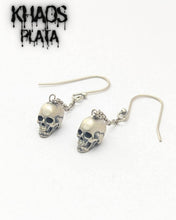 Cargar imagen en el visor de la galería, Aros calavera colgante par