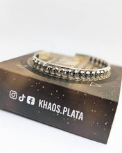 Cargar imagen en el visor de la galería, Brazalete calaveras 1