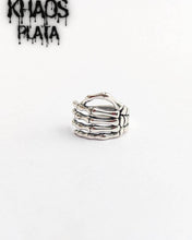 Cargar imagen en el visor de la galería, Aro mano calavera apretable por unidad