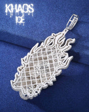 Cargar imagen en el visor de la galería, Colgante calavera fuego moissanita