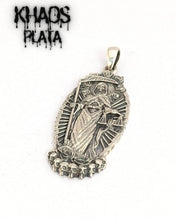 Cargar imagen en el visor de la galería, Colgante Santa muerte grande
