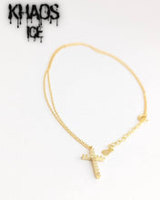 Cargar imagen en el visor de la galería, Collar cruz zirconia cubica con cadena acabado en oro 18K