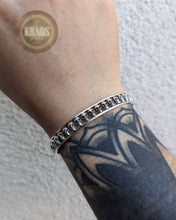 Cargar imagen en el visor de la galería, Brazalete calaveras 1